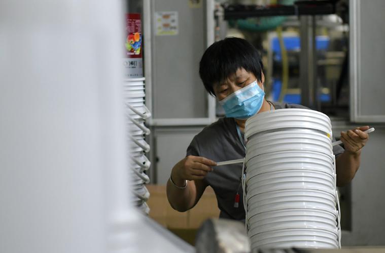 新闻 图片库 图片目前,沧县共有药品包装材料生产企业 1000 余家,产品